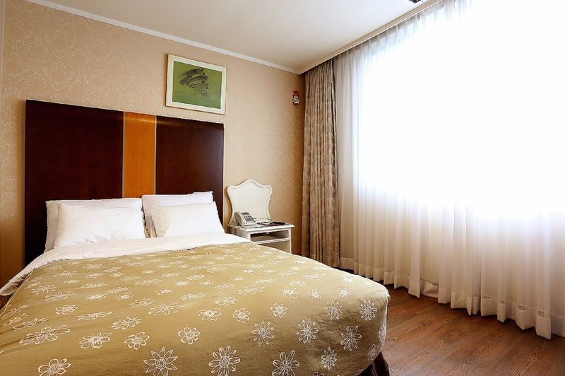 Victoria Hotel Seoul Bagian luar foto