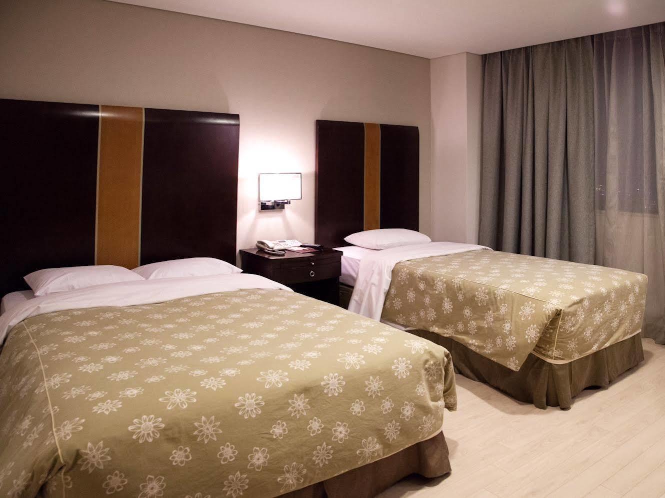 Victoria Hotel Seoul Bagian luar foto
