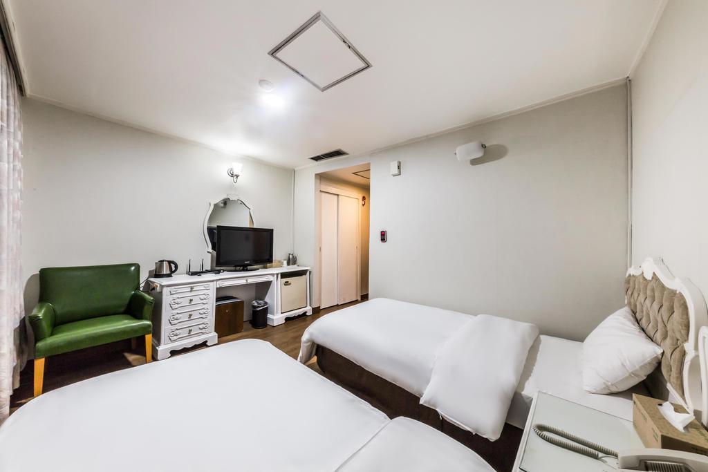 Victoria Hotel Seoul Bagian luar foto