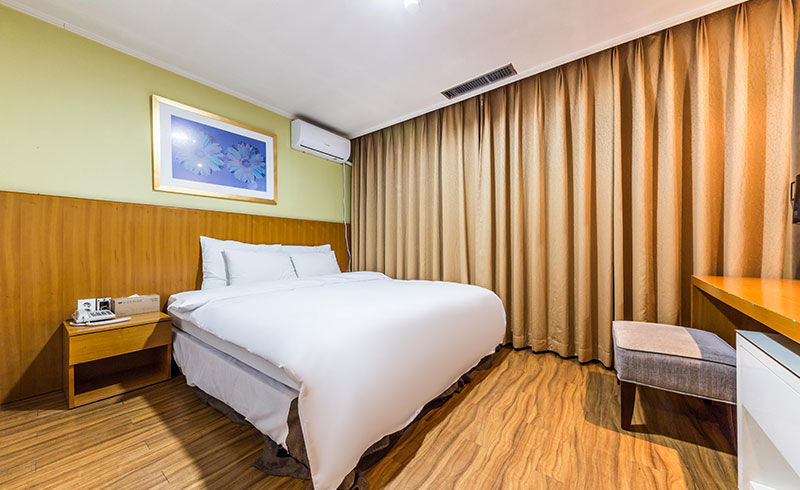 Victoria Hotel Seoul Bagian luar foto